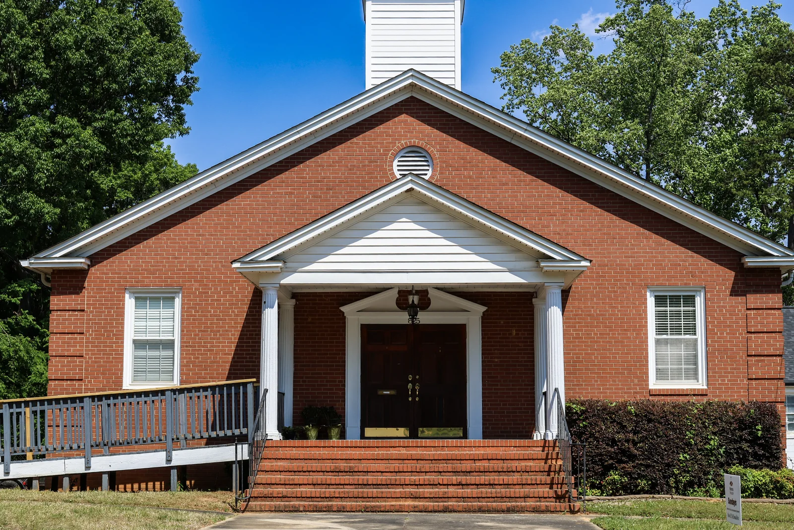 Exterior of the Manna House Charlotte church building at 825 McDonald Ave